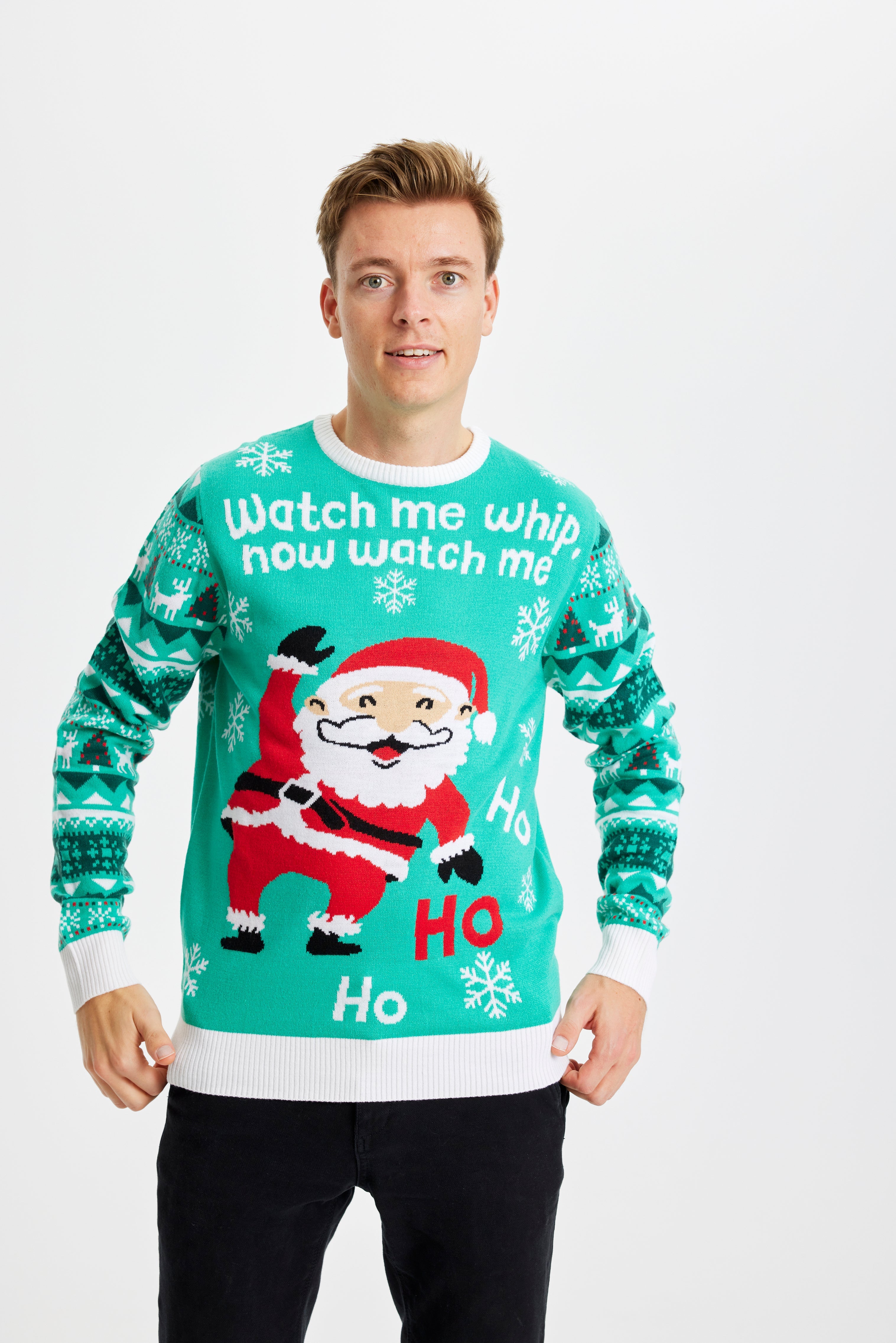 En mand iført en turkis julesweater.